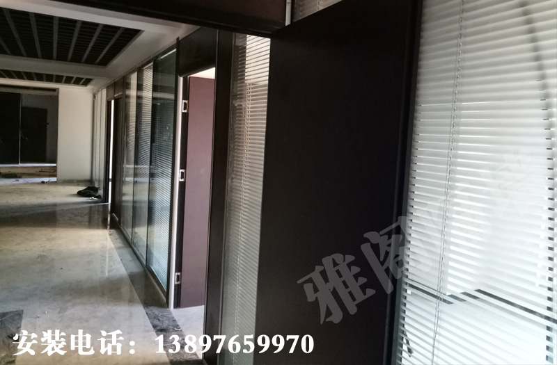 黑色双玻百叶隔断——青海玻璃隔断墙