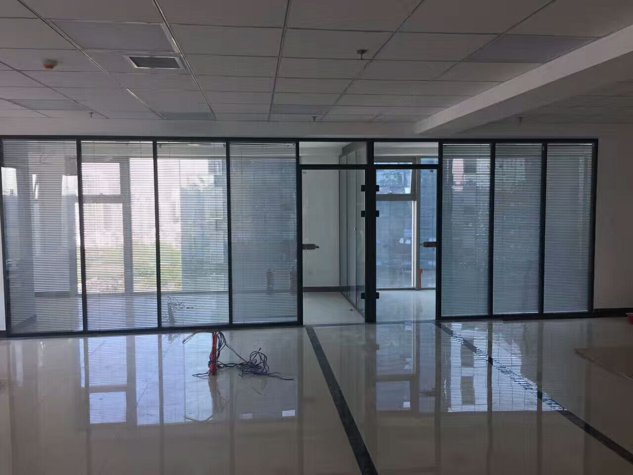 青海西宁玻璃高隔断厂家_青海西宁玻璃隔断选用铝型材来安装的四大优势